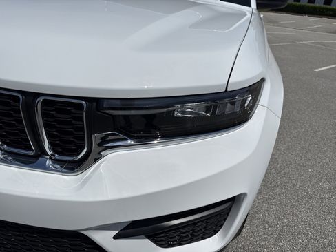 Used 2025 Jeep Grand Cherokee Laredo X image 5