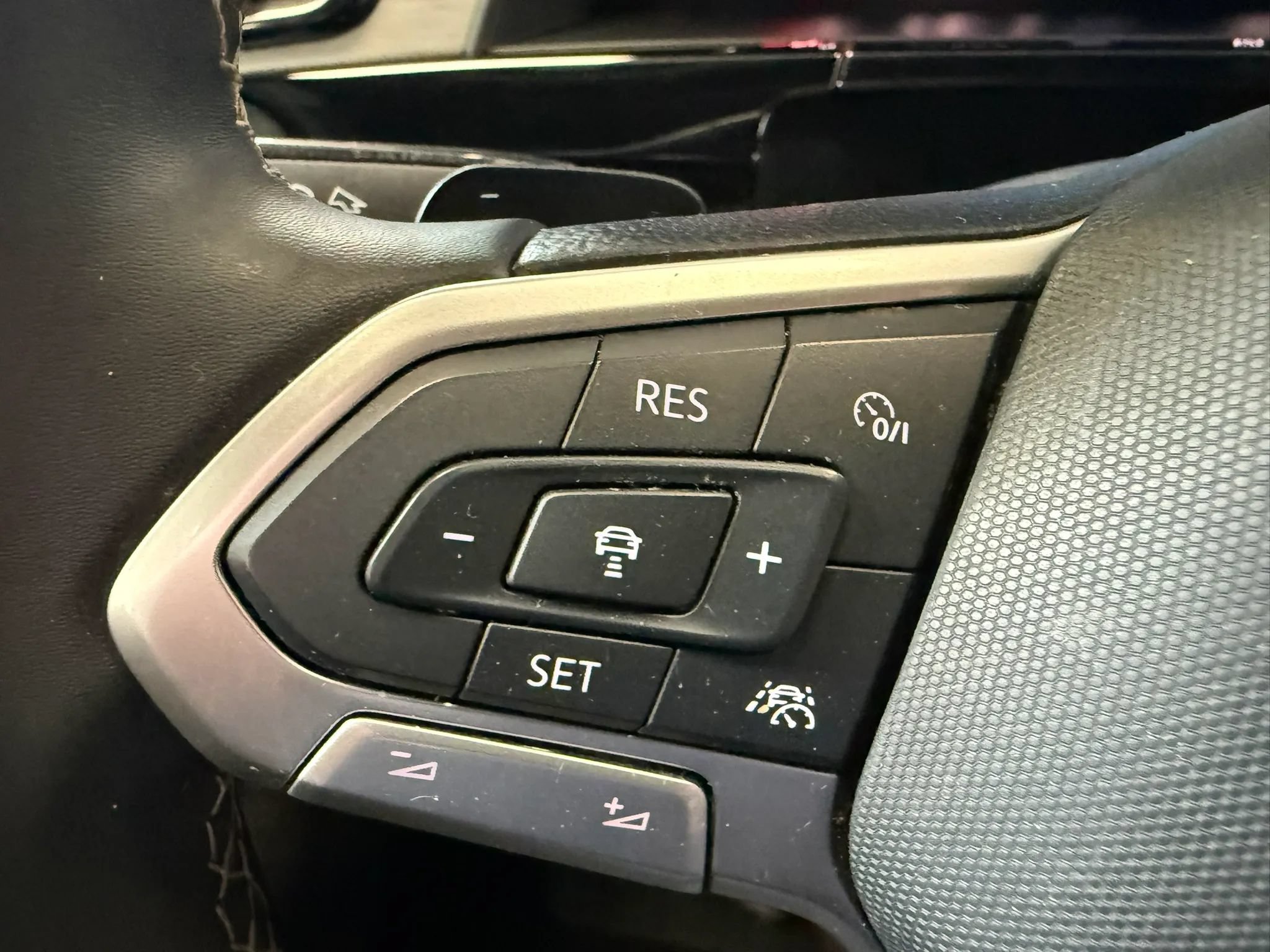 Used 2024 Volkswagen Atlas Cross Sport SE FWD image 25