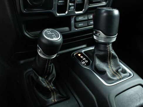 Used 2022 Jeep Wrangler Unlimited Sahara AWD/4WD image 13