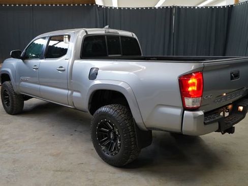 Used 2017 Toyota Tacoma SR5 AWD/4WD image 5