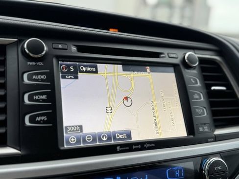 Used 2017 Toyota Highlander XLE image 3