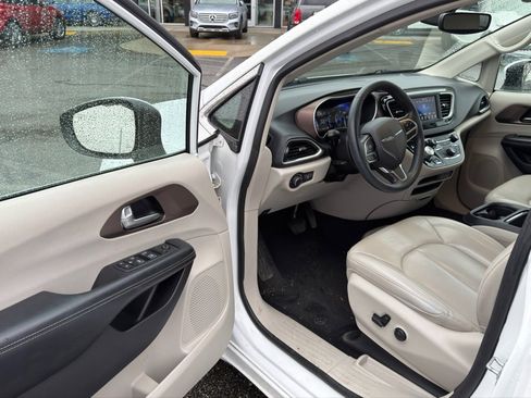 Used 2021 Chrysler Voyager Lxi image 11