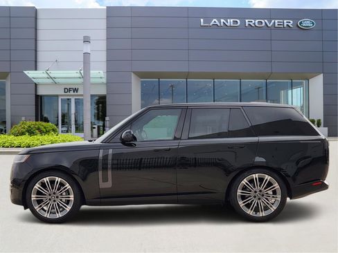Certified 2025 Land Rover Range Rover SE image 3