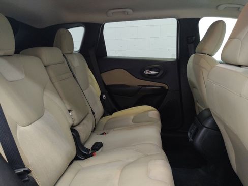 Used 2016 Jeep Cherokee Sport image 19