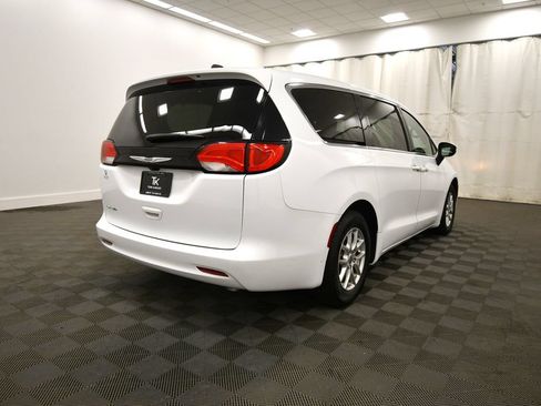 Used 2022 Chrysler Voyager LX FWD image 8
