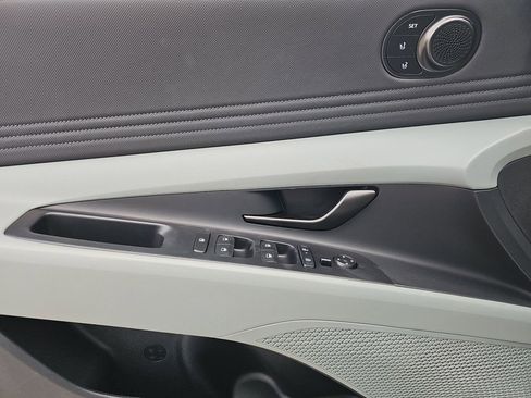 Used 2025 Hyundai Elantra Limited image 8