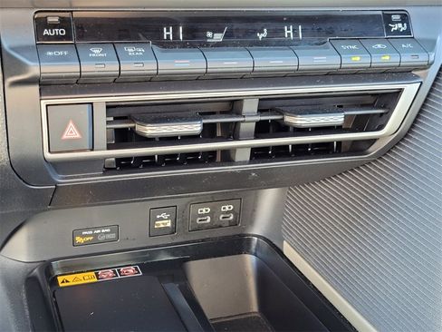 Used 2025 Toyota Camry SE image 18