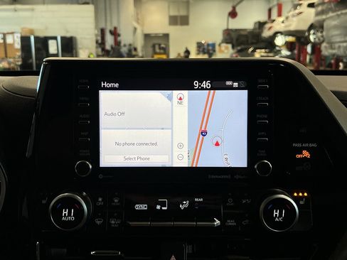 Used 2020 Toyota Highlander XLE image 22