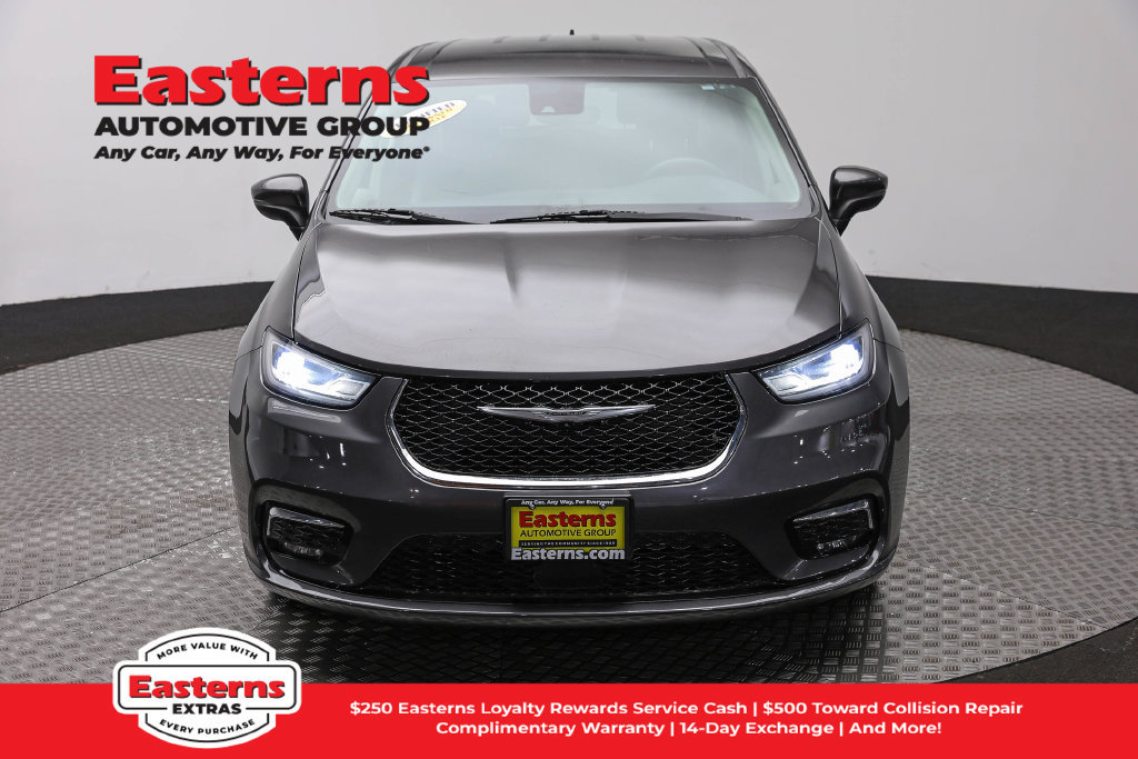 Used 2023 Chrysler Pacifica Touring-L FWD image 3