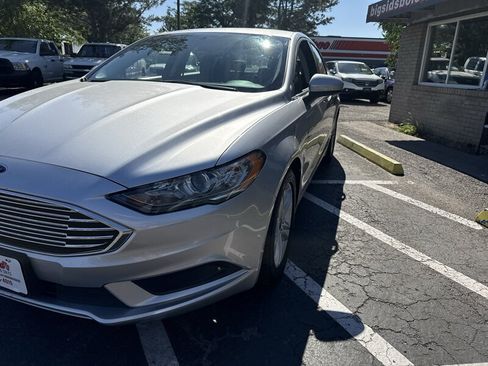 Used 2018 Ford Fusion SE FWD image 12