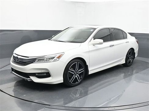 Used 2017 Honda Accord Touring image 1