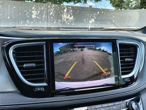 Used 2024 Chrysler Pacifica Limited w/ S Appearance Package image 17