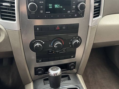 Used 2010 Jeep Grand Cherokee Laredo w/ Popular Equipment Group AWD/4WD image 10
