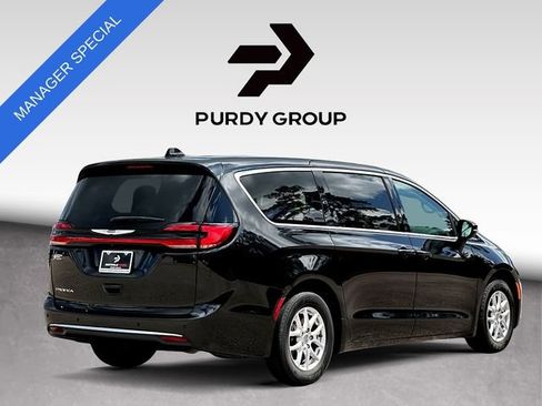 Used 2023 Chrysler Pacifica Touring-L FWD image 8