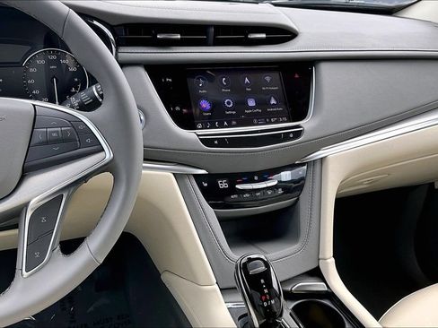 Used 2025 Cadillac XT5 Premium Luxury FWD image 9