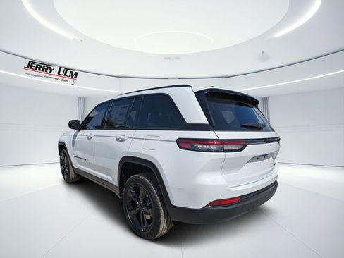 New 2025 Jeep Grand Cherokee Limited w/ Black Appearance Package image 5