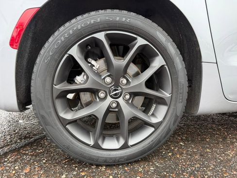 Used 2021 Chrysler Pacifica Touring-L w/ Uconnect Theater Family Group AWD/4WD image 17
