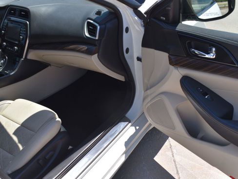 Used 2017 Nissan Maxima Platinum w/ Interior Lighting Package FWD image 16