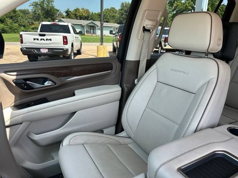 Used 2021 GMC Yukon Denali w/ Denali Premium Package AWD/4WD image 11