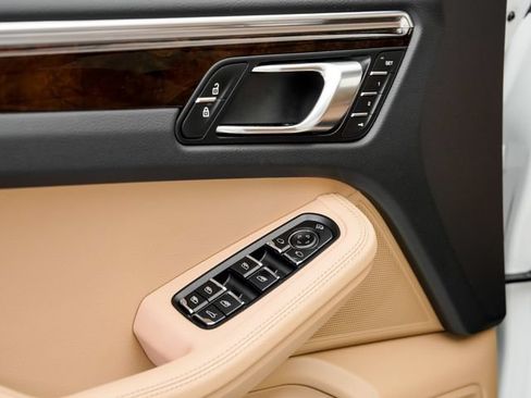 Certified 2026 Porsche Macan AWD/4WD image 8