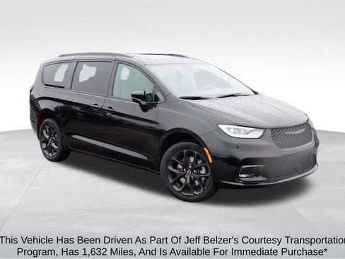 New 2026 Chrysler Pacifica Limited w/ S Appearance Package AWD/4WD image 1