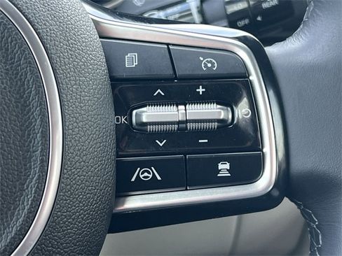 Used 2024 Kia Carnival EX image 22