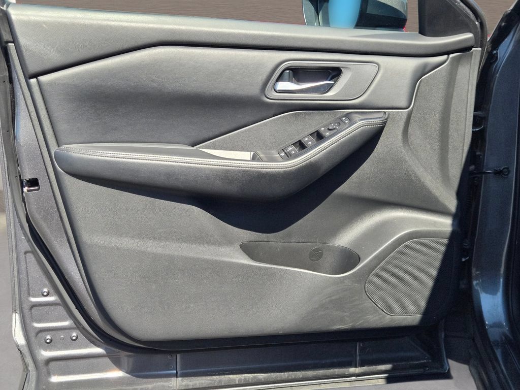 Used 2025 Nissan Rogue SV FWD image 19