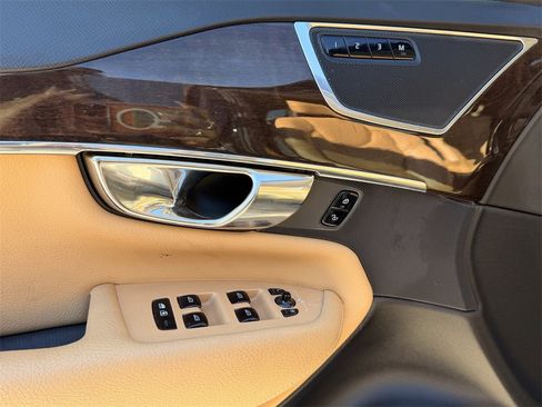 Used 2016 Volvo XC90 T6 Momentum w/ Momentum Plus Package image 11