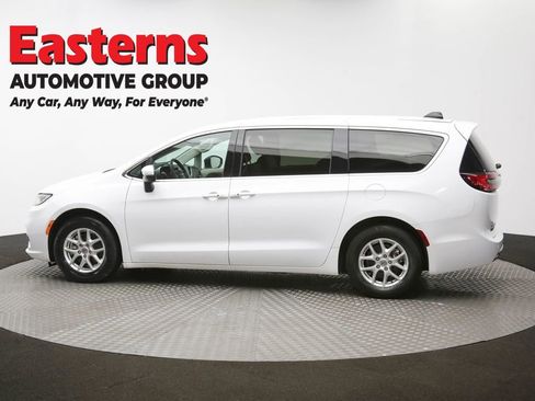 Used 2023 Chrysler Pacifica Touring-L image 60