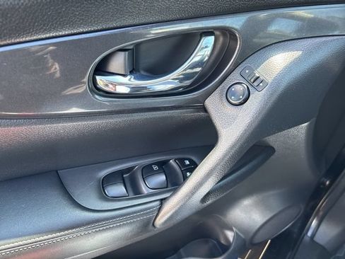 Used 2019 Nissan Rogue SV AWD/4WD image 30