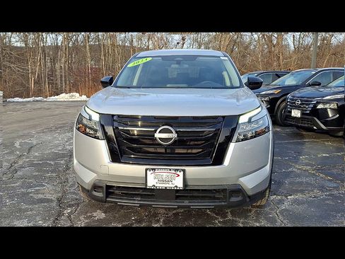 Used 2023 Nissan Pathfinder S image 3