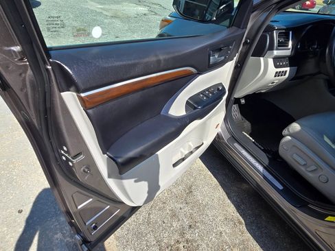 Used 2016 Toyota Highlander Limited Platinum AWD/4WD image 7