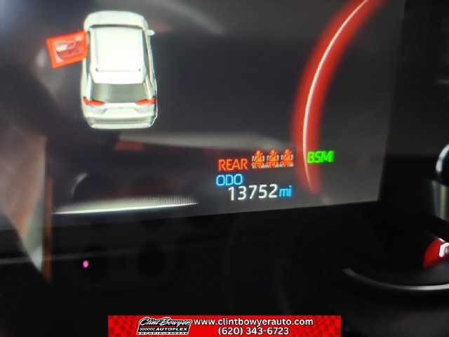 Used 2025 Toyota RAV4 XLE AWD/4WD image 17