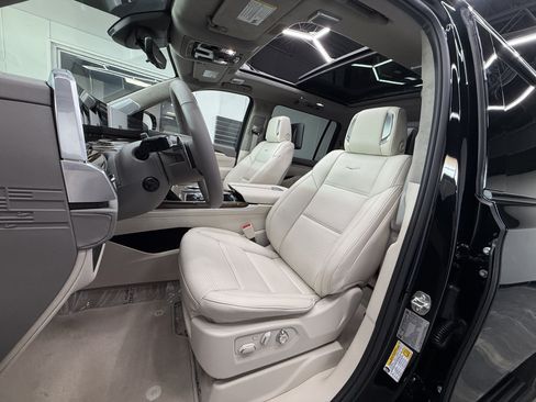 Used 2026 Cadillac Escalade ESV Platinum Sport AWD/4WD image 12