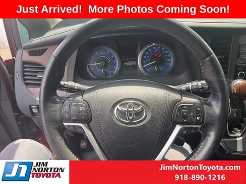 Used 2019 Toyota Sienna Limited FWD image 12