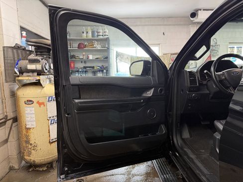 Used 2021 Ford Expedition Max Limited image 9