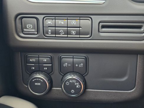 Used 2023 Chevrolet Tahoe Z71 w/ Luxury Package image 22