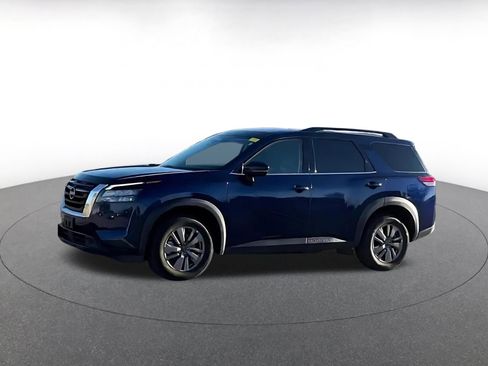 Used 2025 Nissan Pathfinder SV image 7