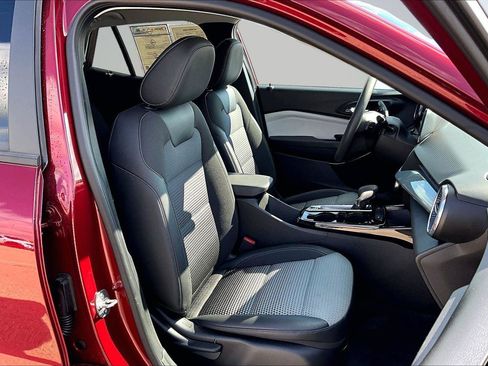 Used 2025 Chevrolet Trax LT FWD image 8