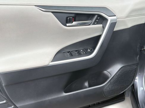 Used 2020 Toyota RAV4 Limited AWD/4WD image 13