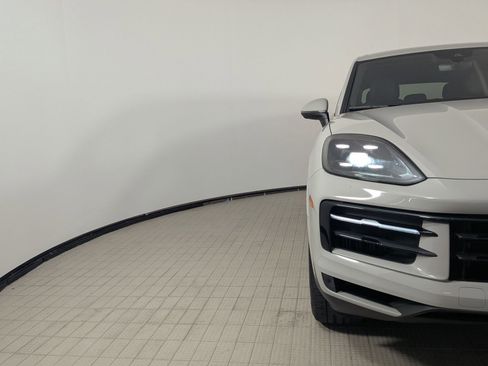 Certified 2024 Porsche Cayenne AWD/4WD image 12