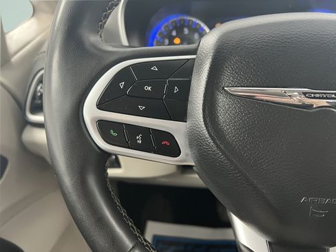 Used 2023 Chrysler Pacifica Touring-L FWD image 27