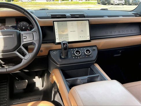 Used 2025 Land Rover Defender 130 X-Dynamic SE image 8