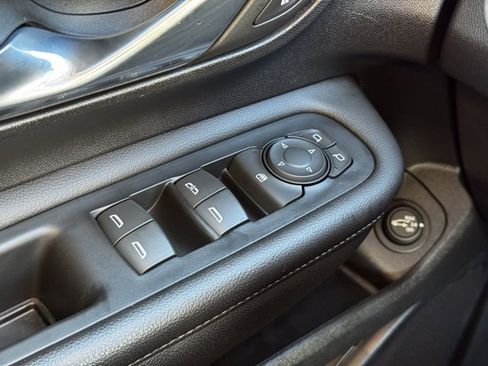 Used 2023 GMC Terrain SLT image 32