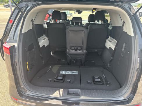Used 2024 Kia Carnival LX FWD image 11
