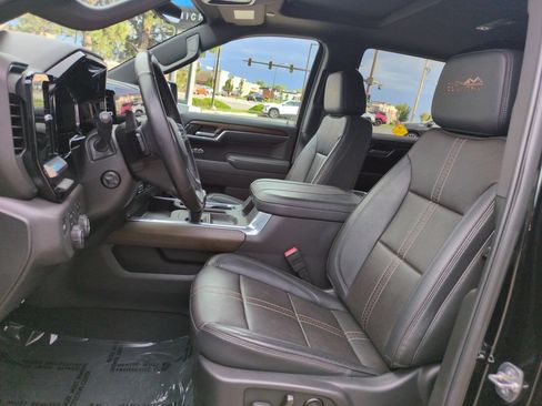 Used 2025 Chevrolet Silverado 1500 High Country w/ High Country Premium Package AWD/4WD image 9