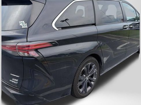 Used 2021 Toyota Sienna XSE FWD image 4