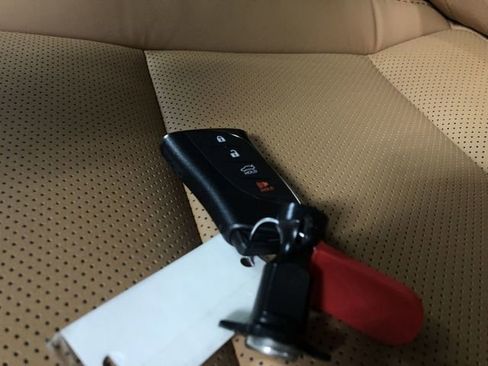 Used 2025 Lexus ES 350 w/ Premium Package image 30