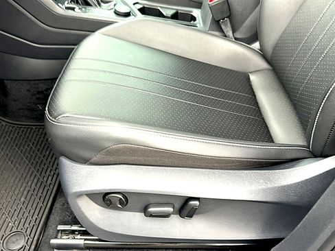 Used 2024 Volkswagen Tiguan SE image 15