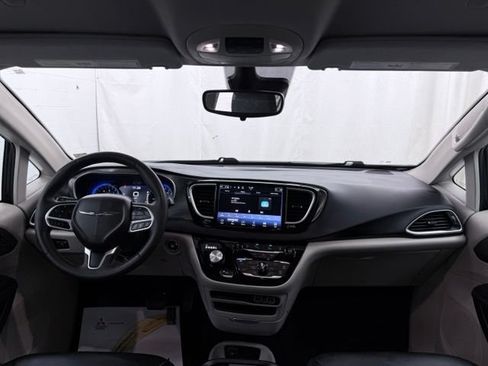 Used 2023 Chrysler Pacifica Touring-L FWD image 24